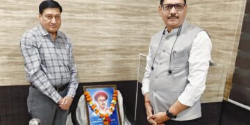 जळगाव जिल्हा माहिती कार्यालयात पत्रकार बाळशास्त्री जांभेकर यांना अभिवादन करत पत्रकार दिन साजरा