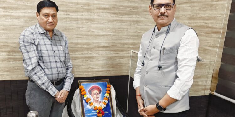 जळगाव जिल्हा माहिती कार्यालयात पत्रकार बाळशास्त्री जांभेकर यांना अभिवादन करत पत्रकार दिन साजरा