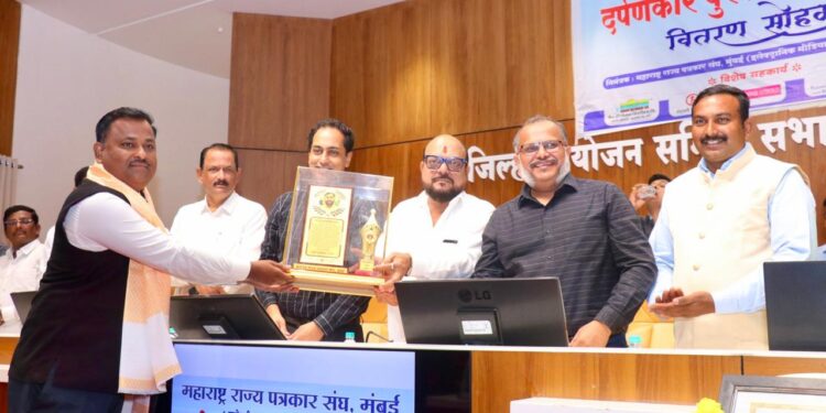 जळगावमधील पत्रकारांसाठी ‘नवी गृहनिर्माण सोसायटी’ काढण्यासाठी मदत करणार – पाणी पुरवठा मंत्री गुलाबराव पाटील
