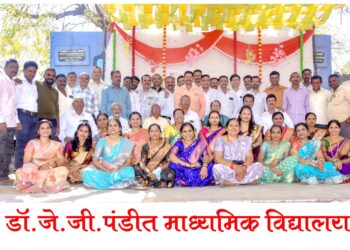 लोहारा येथील विद्यालयात तब्बल २७ वर्षांनी भरली माजी विद्यार्थ्यांची शाळा;मित्र मैत्रिणींना भेट म्हणून दिला ग्रुप फोटो फ्रेम