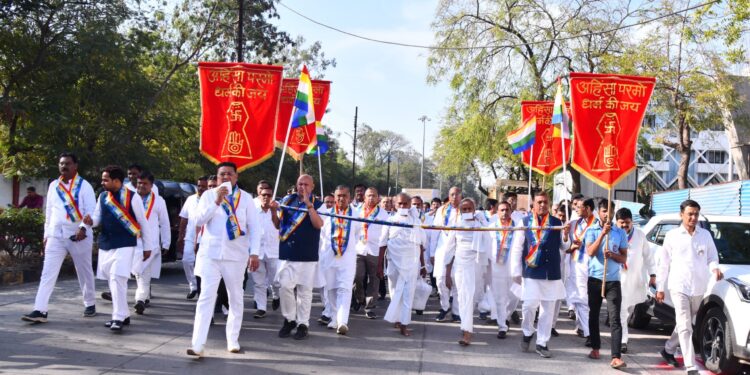 श्रमणसंघीय उपाध्याय प्रवर प्रविणऋषीजी म. सा. यांचा होळी चार्तुमासानिमित्त ‘स्वाध्याय भवन’ येथे मंगल प्रवेश;स्वागतासाठी निघालेल्या भव्य शोभायात्रेत कलशधारी कन्यांसह श्रावक-श्राविकांचा लक्षवेधी सहभाग