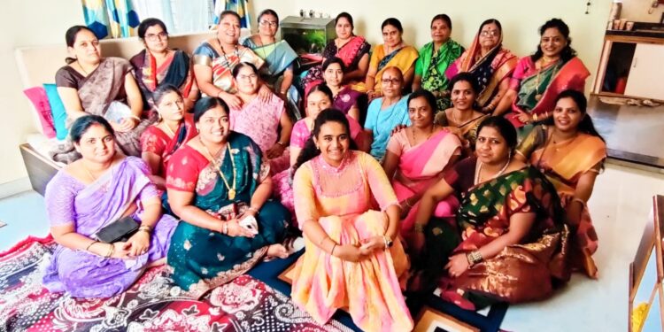 सैनिक पत्नींच्या जीवनात भरले हळदी कुंकवाचे रंग