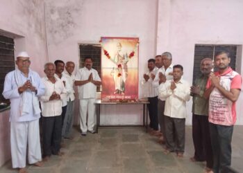 संत गाडगेबाबा यांच्या जयंती निमित्त समाज बांधवांनकडून प्रतिमेचे पुजन