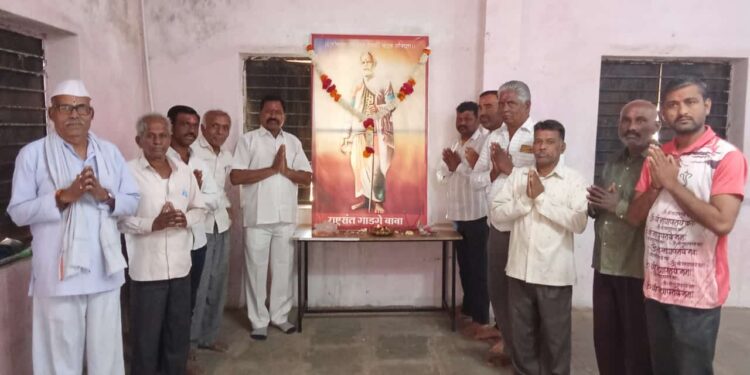 संत गाडगेबाबा यांच्या जयंती निमित्त समाज बांधवांनकडून प्रतिमेचे पुजन