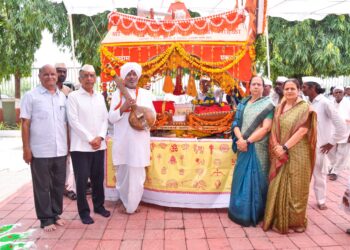 संत मुक्ताबाई राम पालखीचे जैन हिल्स येथे भक्तिभावाने स्वागत;जैन इरिगेशनचे अध्यक्ष अशोक जैन यांनी केली सपत्नीक पूजा