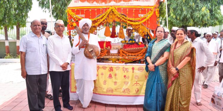 संत मुक्ताबाई राम पालखीचे जैन हिल्स येथे भक्तिभावाने स्वागत;जैन इरिगेशनचे अध्यक्ष अशोक जैन यांनी केली सपत्नीक पूजा