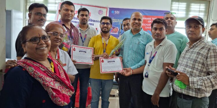 भारतीय स्टेट बँक ऑफ इंडिया चोपडा शाखेच्या वतीने तसेच चोपडा सामान्य रुग्णालय चोपडा यांच्या संयुक्त विद्यमाने रक्तदान शिबिर