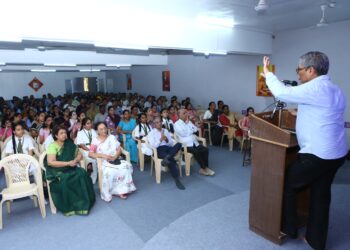 निःशुल्क एक्यूप्रेशर कार्यशाळा यशस्वीरित्या संपन्न;मू. जे. महाविद्यालयाच्या सोहम योग विभागाचा उपक्रम