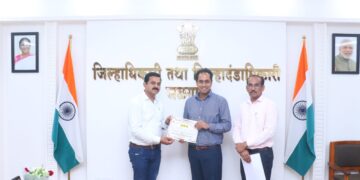 तालुका वैद्यकीय अधिकारी डॉ.राजेश सोनवणे यांचा जिल्हाधिकाऱ्यांच्या हस्ते गौरव