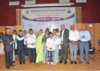 विद्यापीठाचा उत्कृष्ट शिक्षकेतर सेवा गौरव कर्मचारी पुरस्कार कृष्णा गवळी यांना प्रदान