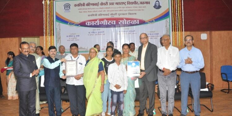 विद्यापीठाचा उत्कृष्ट शिक्षकेतर सेवा गौरव कर्मचारी पुरस्कार कृष्णा गवळी यांना प्रदान