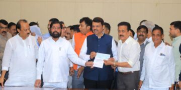 मंत्री, गिरीश महाजन यांचे वर्षभराचे वेतन रूपये ३१ लक्ष मुख्यमंत्री सहायता निधीस ! वर्षभराचा पगार देणारे राज्यातील पहिलेच मंत्री