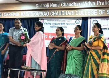 लोकसेवक मधुकरराव चौधरी समाजकार्य महाविद्यालयात “स्वस्थ नारी – सशक्त परिवार” या विषयावर मार्गदर्शन