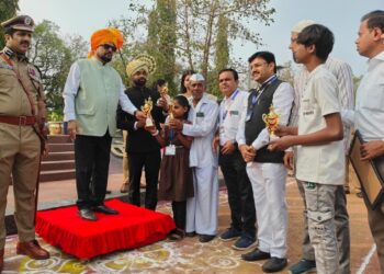 म्हसासच्या सृष्टी पाटीलचा जिल्हास्तरावर डंका; वक्तृत्व स्पर्धेत पालकमंत्र्यांच्या हस्ते गौरव