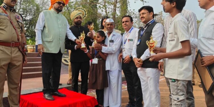 म्हसासच्या सृष्टी पाटीलचा जिल्हास्तरावर डंका; वक्तृत्व स्पर्धेत पालकमंत्र्यांच्या हस्ते गौरव