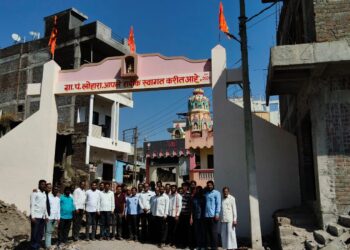 वडिलांच्या स्मृतीप्रीत्यर्थ गावदरवाजा कमानवर मुलाने केले हनुमान मूर्तीची स्थापना..