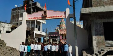 वडिलांच्या स्मृतीप्रीत्यर्थ गावदरवाजा कमानवर मुलाने केले हनुमान मूर्तीची स्थापना..