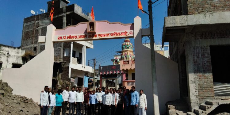 वडिलांच्या स्मृतीप्रीत्यर्थ गावदरवाजा कमानवर मुलाने केले हनुमान मूर्तीची स्थापना..