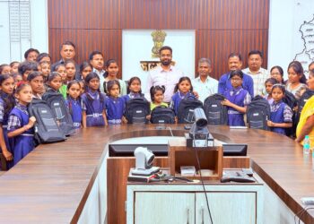 अपघाती निधन झालेल्या महसूल सहाय्यकाच्या कुटुंबाला ₹2.64 लाखांची मदत; विद्यार्थिनींना शालेय साहित्य वाटप