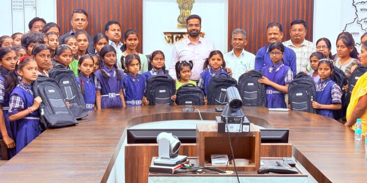 अपघाती निधन झालेल्या महसूल सहाय्यकाच्या कुटुंबाला ₹2.64 लाखांची मदत; विद्यार्थिनींना शालेय साहित्य वाटप