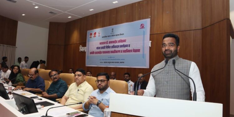 संविधानाचा मार्ग स्वीकारून सामाजिक समता साध्य करावी – जिल्हाधिकारी रोहन घुगे