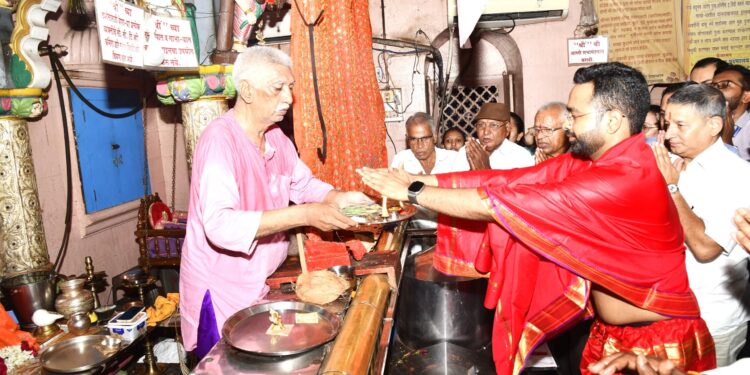 अंगारकी चतुर्थीनिमित्त पद्मालय येथे जिल्हाधिकारी रोहन घुगे यांच्या हस्ते अभिषेक व महापूजा