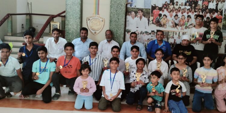 बुद्धिबळ निवड चाचणी स्पर्धेत जिल्हातील दहा खेळाडूंची राज्यस्तरीय स्पर्धेसाठी निवड;पुण्याला होणार राज्यस्तरीय स्पर्धा; निवड खेळांडूंना चषक देऊन गौरव