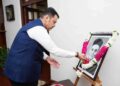मुख्यमंत्री देवेंद्र फडणवीस यांच्याकडून स्वातंत्र्यवीर सावरकर यांना अभिवादन