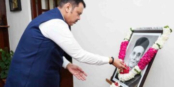 मुख्यमंत्री देवेंद्र फडणवीस यांच्याकडून स्वातंत्र्यवीर सावरकर यांना अभिवादन