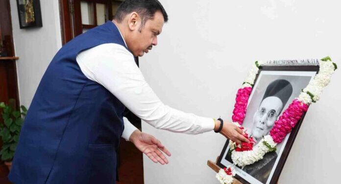 मुख्यमंत्री देवेंद्र फडणवीस यांच्याकडून स्वातंत्र्यवीर सावरकर यांना अभिवादन