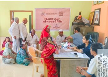 विटनेर आरोग्य शिबिरात १२१ नागरिकांची तपासणी ;नेस्लेच्या सामाजिक उपक्रमांतर्गत जैन इरिगेशन, गांधी रिसर्च फाउंडेशनचा संयुक्त उपक्रम