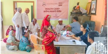 विटनेर आरोग्य शिबिरात १२१ नागरिकांची तपासणी ;नेस्लेच्या सामाजिक उपक्रमांतर्गत जैन इरिगेशन, गांधी रिसर्च फाउंडेशनचा संयुक्त उपक्रम