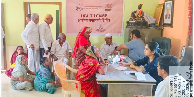 विटनेर आरोग्य शिबिरात १२१ नागरिकांची तपासणी ;नेस्लेच्या सामाजिक उपक्रमांतर्गत जैन इरिगेशन, गांधी रिसर्च फाउंडेशनचा संयुक्त उपक्रम