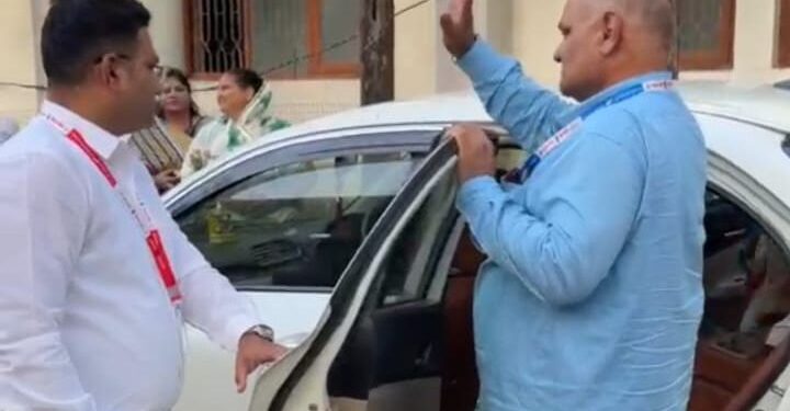 अधिकारी असावा तर असा….