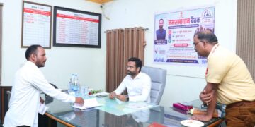 जनसमाधान बैठकीतील अर्जदारांच्या विविध विषयांच्या समस्या तात्काळ सोडवा – जिल्हाधिकारी रोहन घुगे