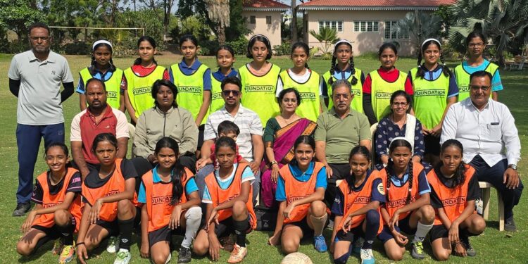 राज्यस्तरीय स्पर्धेसाठी जळगाव जिल्हाचा फुटबॉल संघ रवाना