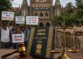 सरकारविरोधात घोषणा देणे गुन्हा नाही; पोलीस सरकारचे नोकर नाहीत – मुंबई उच्च न्यायालयाचा महत्त्वपूर्ण निर्णय