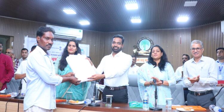रासायनिक खतांचा कमीत कमी वापर करून जमिनीचा पोत जपा – जिल्हाधिकारी रोहन घुगे