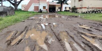 लोहारा येथे प्राथमिक आरोग्य केंद्राकडे जाणाऱ्या रस्त्याची दुरवस्था; रुग्णांना करावी लागतेय चिखलातून कसरत, प्रशासनाने तातडीने उपाययोजना करण्याची मागणी