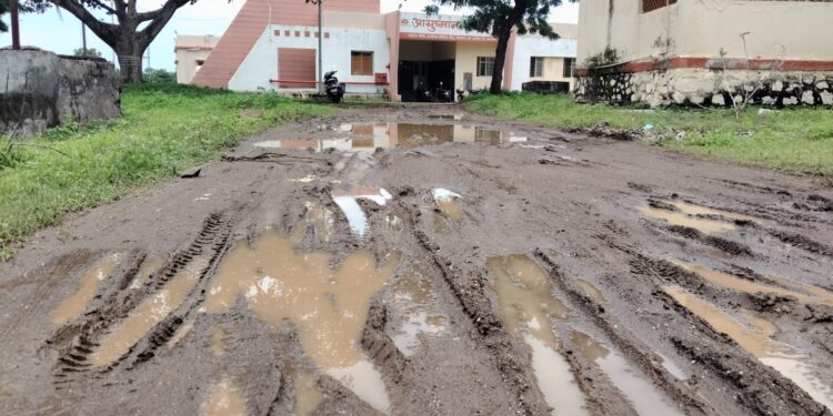 लोहारा येथे प्राथमिक आरोग्य केंद्राकडे जाणाऱ्या रस्त्याची दुरवस्था; रुग्णांना करावी लागतेय चिखलातून कसरत, प्रशासनाने तातडीने उपाययोजना करण्याची मागणी