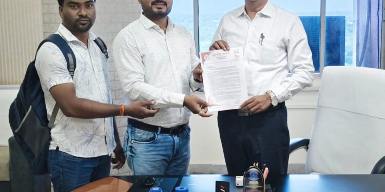 पीएच.डी. संशोधक विद्यार्थ्यांच्या अडचणी सोडविण्यासाठी विद्यापीठाला निवेदन