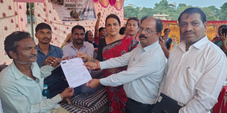 धुरखेडे पुनर्वसनधारकांच्या उपोषणाला यश; प्रशासनाकडून १५ दिवसांत मोजणीचे लेखी आश्वासन
