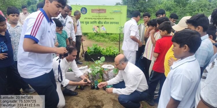 हरित महाराष्ट्र अभियानात अनुभूती निवासी स्कूलच्या विद्यार्थ्यांकडून वृक्षारोपण