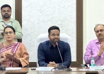 तृतीयपंथीयांना मुख्य प्रवाहात आणण्यासाठी संवेदनशील दृष्टिकोन आवश्यक-जिल्हाधिकारी रोहन घुगे