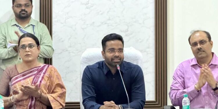 तृतीयपंथीयांना मुख्य प्रवाहात आणण्यासाठी संवेदनशील दृष्टिकोन आवश्यक-जिल्हाधिकारी रोहन घुगे